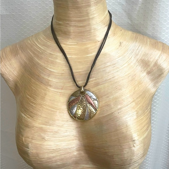 Jewelry - 🔴 necklace with 3 strand leather chain. 16.5 -19.5”